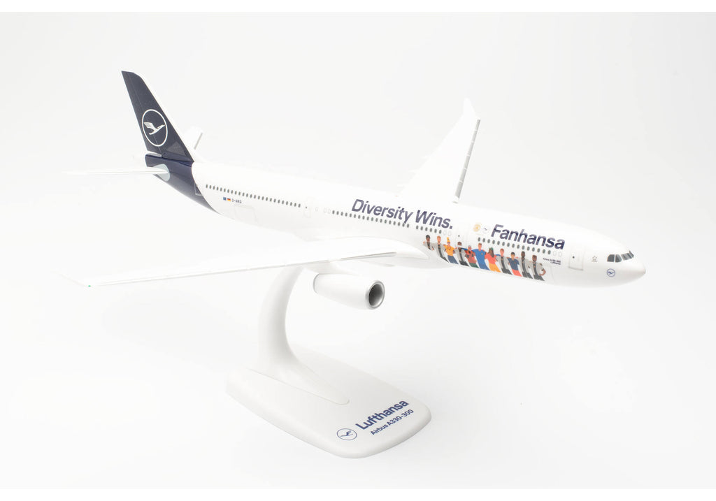 Airbus A330-300 Lufthansa plane model with plane Herpa 1