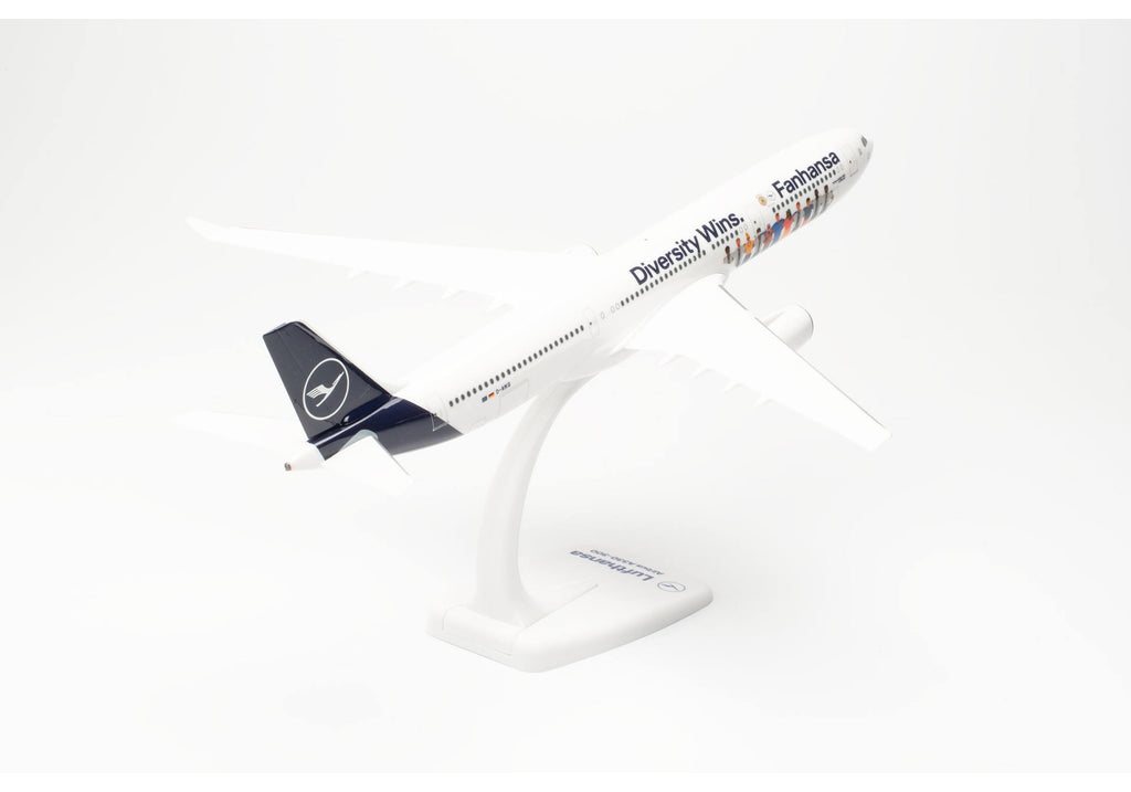 Airbus A330-300 Lufthansa plane model with plane Herpa 2