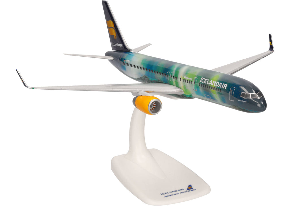 Boeing 757-200 Icelandair Plane Model with Stand – 1/200 Scale 610735_2
