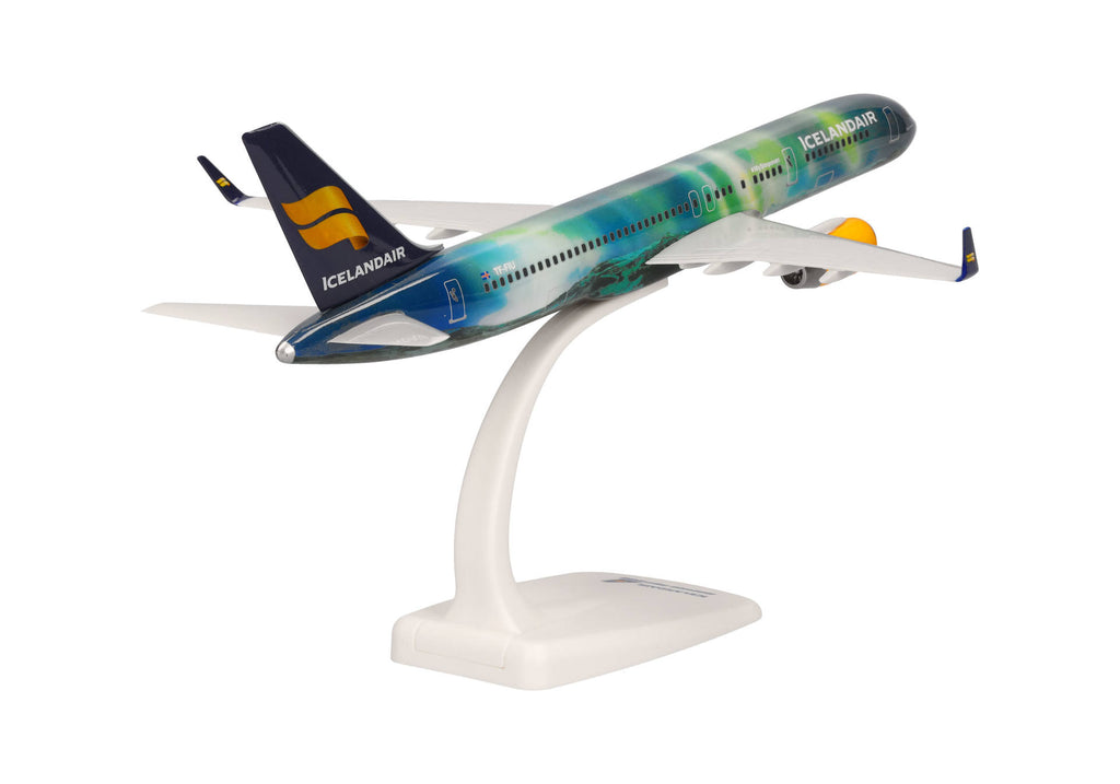 Boeing 757-200 Icelandair Plane Model with Stand – 1/200 Scale 610735_3