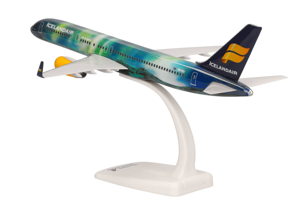 Boeing 757-200 Icelandair Plane Model with Stand – 1/200 Scale 610735_4